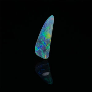 Ein Boulder-Opal mit intensivem Farbspiel in den Farben blau, grün, gelb und orange